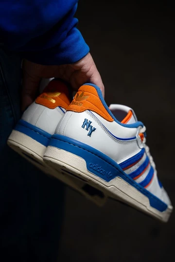 Christopher trägt den adidas Rivalry New York