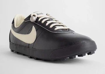 Der Bode Nike Astro Grabber Black von schräg außen