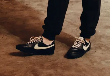 Ein Model trägt den Bode Nike Astro Grabber Black am Fuß