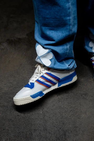 Christopher trägt den adidas Rivalry New York