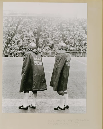 Ein Bild aus den 70ern auf denen Baseballspieler den Nike Astro Grabber tragen
