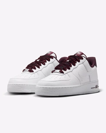 Nike Air Force 1 Burgundy Paar seitlich