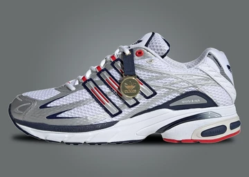 Sporty & Rich x adidas Adistar Cloud White Außenseite mit Hangtag