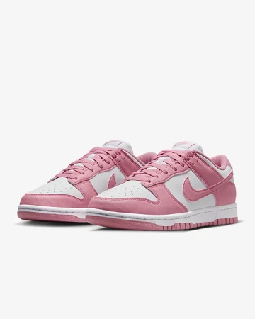 Nike Dunk Low Elemental Pink Paar schräg seitlich