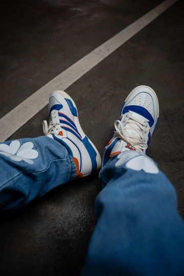 Christopher trägt den adidas Rivalry New York