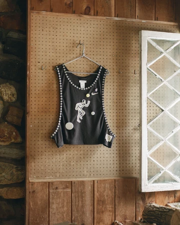 Ein Oberteil aus der Bode x Nike Kollektion