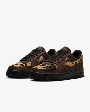 Nike Air Force 1 Low Animal Print Paar von der Seite