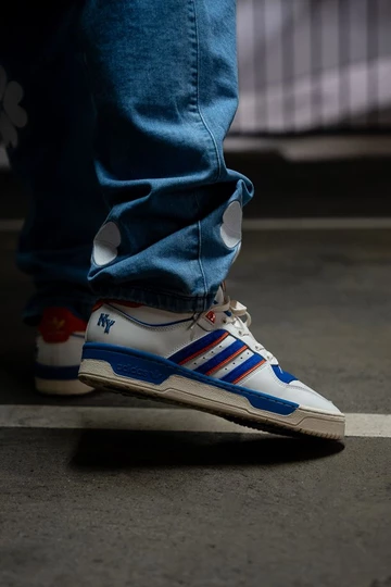 Christopher trägt den adidas Rivalry New York