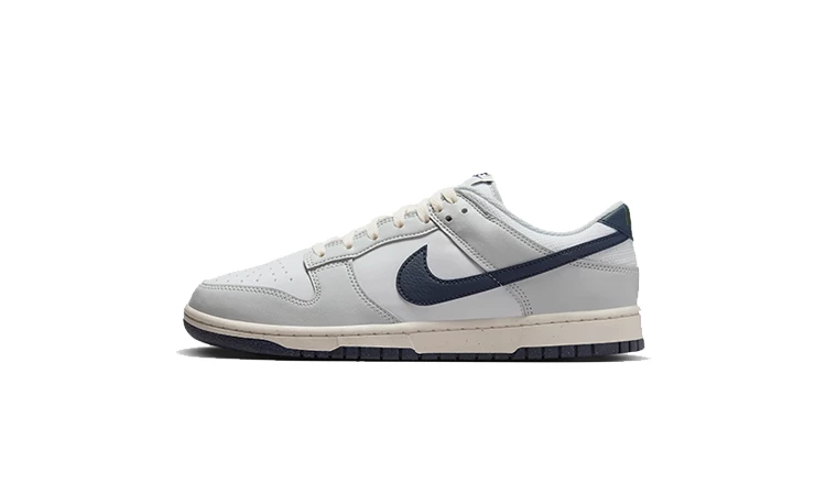 Der Dunk Low Next Nature Photon Dust Obsidian von außen