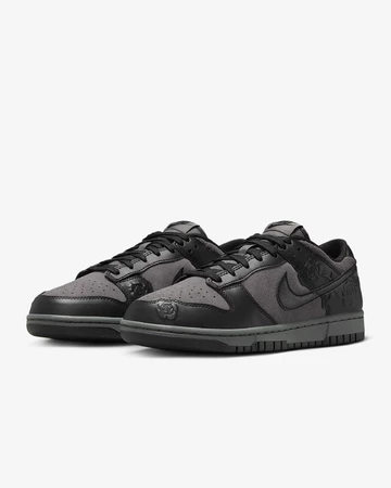 Nike Dunk Low Black Roses Paar schräg seitlich