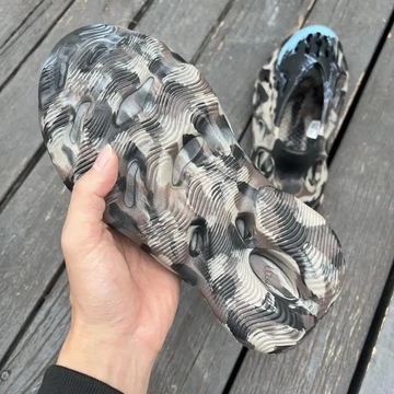 adidas Yeezy Foam Runner MX Azure In Hand Sohle