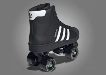 adidas Superstar Roller Skates Black am Fuß schräg