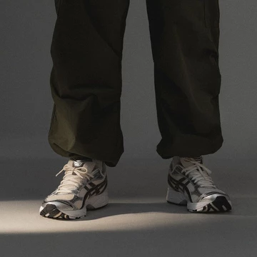 ASICS Gel Kayano 14 Cream Black asphaltgold on-feet Bild 1