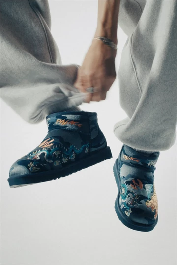 Palace x UGG Classic Ultra Mini Boot Tiger Pack am Fuß