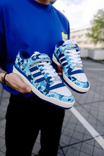 BAPE adidas Forum Christopher hält die Schuhe