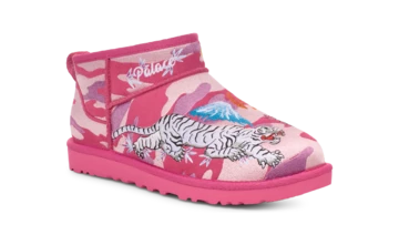 Palace x UGG Classic Ultra Mini Boot Tiger Pack schräg frontal