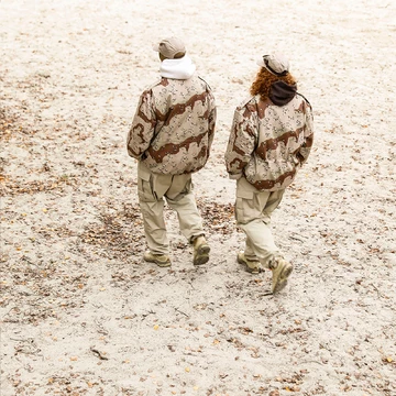 Starcow Paris x Saucony ProGrid Omni 9 Beige Lookbook Zwei Models von Hinten