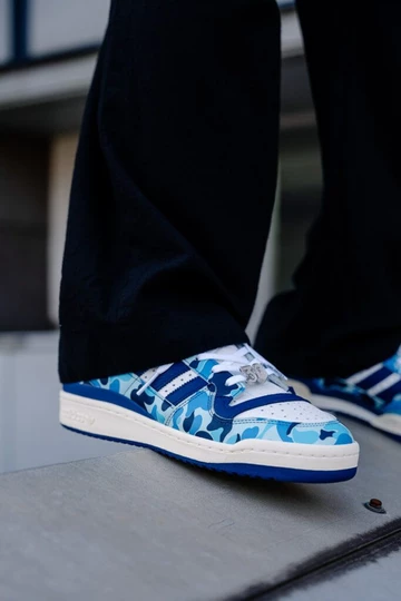 BAPE adidas Forum an dem Fuß