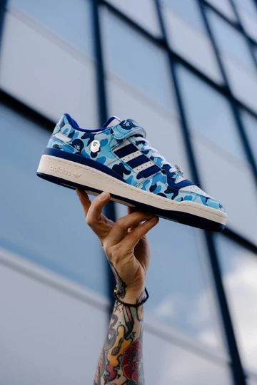 BAPE adidas Forum in der Hand