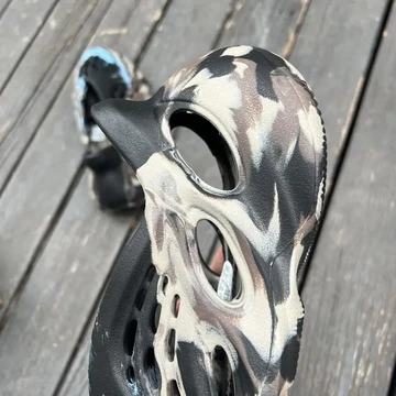 adidas Yeezy Foam Runner MX Azure In Hand Detail Seite