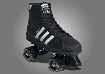 adidas Superstar Roller Skates Black am Fuß schräg