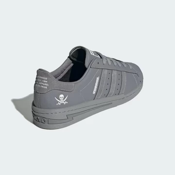 Neighborhood adidas Superstar Cement Grey von schräg hinten