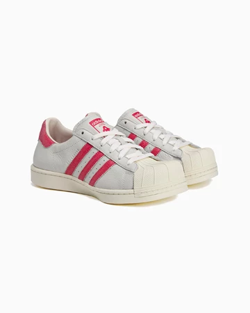 AVAVAV x adidas Superstar Modified White Paar schräg seitlich