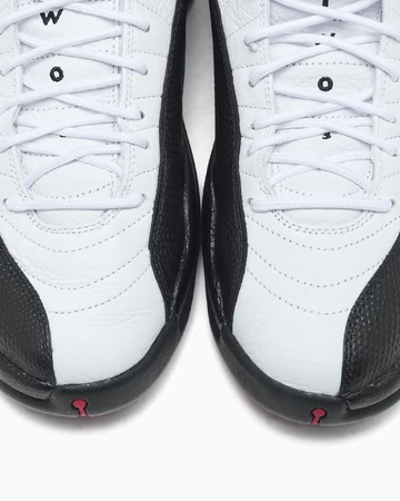 Jordan 12 White Taxi Zehen