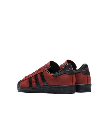 adidas Superstar 82 Core Black Pack Rot Paar von schräg hinten