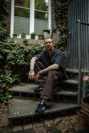 adidas Samba OG Core Black Lookbook Shot auf der Treppe