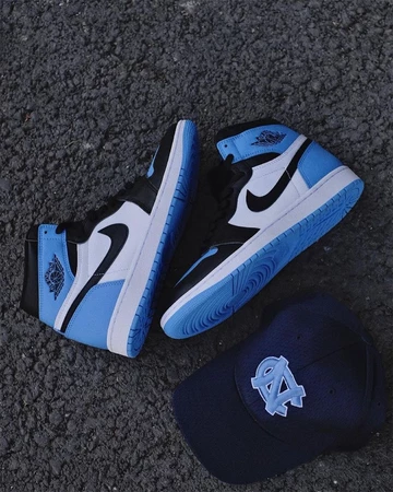 Jordan 1 High OG University Blue - Paar mit Kappe