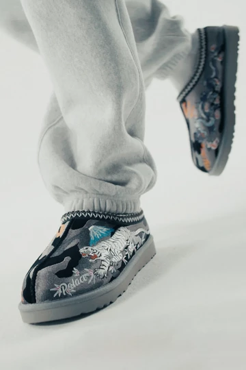 Palace x UGG Tasman Slipper Tiger Pack am Fuß