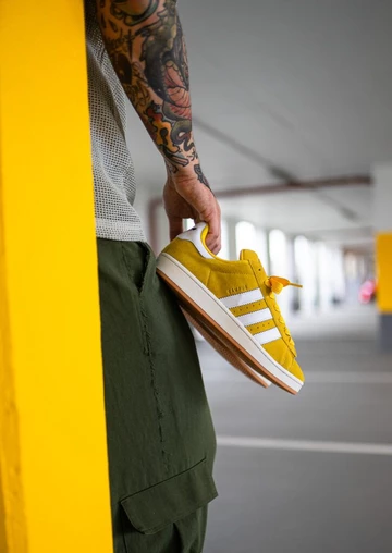 adidas Campus 00s Christopher hält den Schuh in der Hand