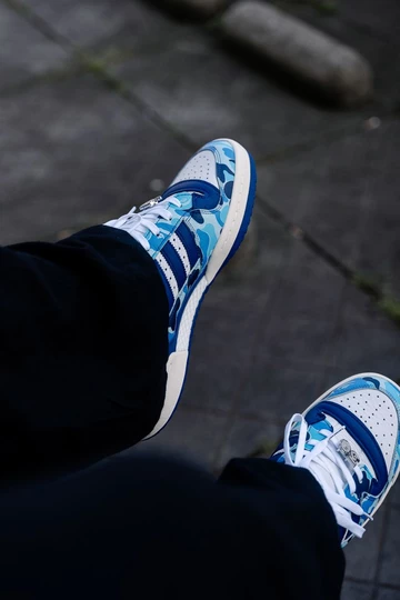 BAPE adidas Forum am Fuß