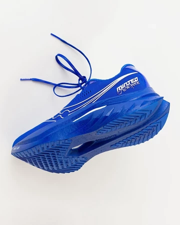 Minted New York x Saucony Endorphin Speed 4 Blue schräg