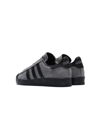 adidas Superstar 82 Core Black Pack Schwarz Paar schräg von hinten