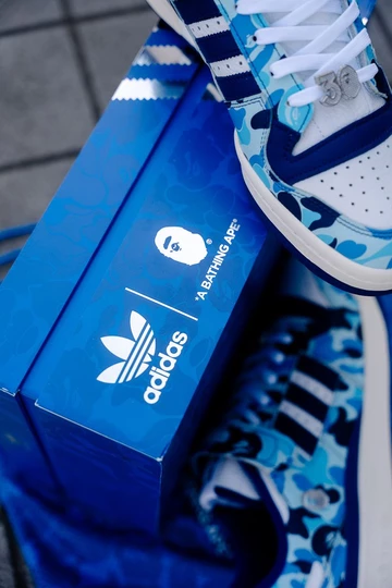 BAPE adidas Forum auf dem Karton