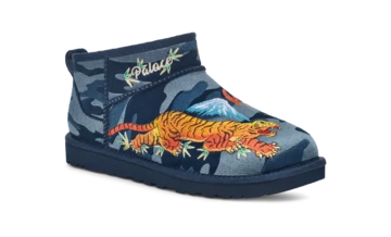 Palace x UGG Classic Ultra Mini Boot Tiger Pack schräg frontal