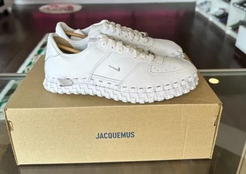 Jacquemus Nike J Force 1 Low auf Karton Seitenansicht 2