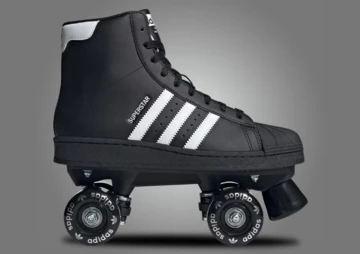 adidas Superstar Roller Skates Black am Fuß Außenseite