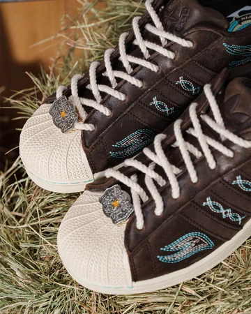 Active Athlete x adidas Superstar Lone Star Reppin Zehen Details