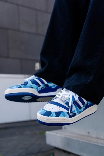 BAPE adidas Forum an den Füßen