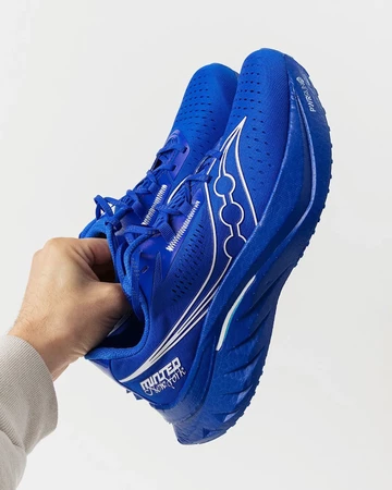 Minted New York x Saucony Endorphin Speed 4 Blue schräg in der Hand