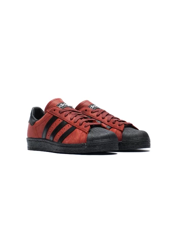 adidas Superstar 82 Core Black Pack Rot Paar von schräg vorne