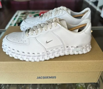 Jacquemus Air Force 1 Low White Seitenansicht auf Karton