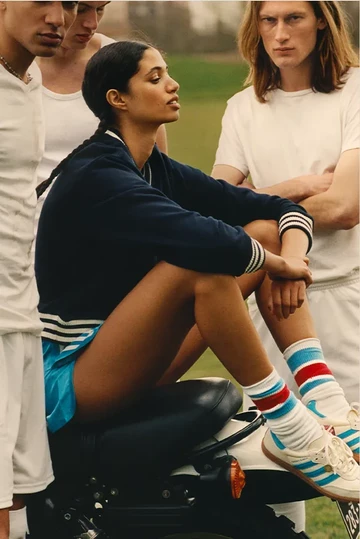 Sporty & Rich adidas Samba OG White Lookbook Outfit Frau mit Sneakern