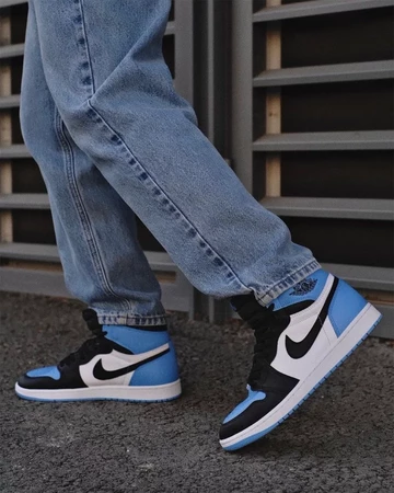 Jordan 1 High OG University Blue - on Feet