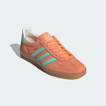 adidas Gazelle Indoor Easy Orange seitlich von Vorne