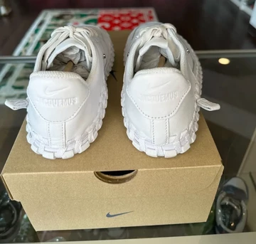 Jacquemus Nike J Force 1 Low auf Karton von hinten