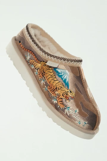 Palace x UGG Tasman Slipper Tiger Pack schräg frontal